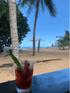 Voyage aux Caraïbes cocktail sur la plage