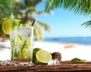 Ti punch sur plage apéritif Antilles
