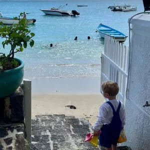 garçon mer voyage en famille à l'île maurice voyager en famille en avril