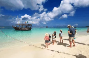 voyage intergénérationnel plage eau turquoise bateau Zanzibar