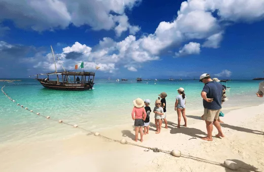 voyage intergénérationnel plage eau turquoise bateau Zanzibar