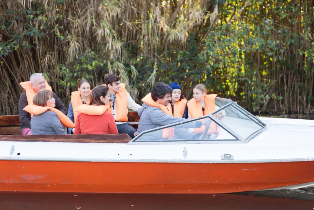 Famille en bateau, moment reel en croisiere fluviale